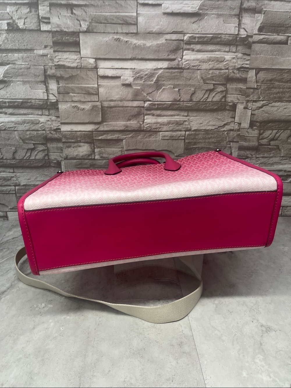 Michael Kors Mirella Medium Ombre Signature Tote & Matching Wallet Dragonfruit - Picture 6 of 11